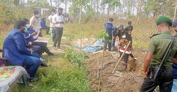 ৪ মাস পর কবর থেকে গৃহবধূর মরদেহ উত্তোলন