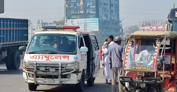 গণপরিবহন সংকট, যাত্রীদের ভরসা এখন অ্যাম্বুলেন্স