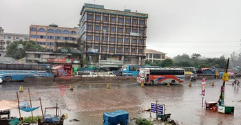 সিরাজগঞ্জ মহাসড়কে গাড়ির ধীরগতি, ভোগান্তি বাড়িয়েছে বৃষ্টি