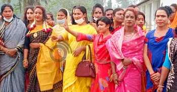 ‘প্রিয় নীড়ে’ হাসি-আনন্দে দিন কাটে তৃতীয় লিঙ্গের ৪০ সদস্যের