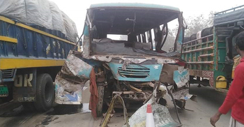 রায়গঞ্জে বাস-ট্রাকের মুখোমুখি সংঘর্ষে বৃদ্ধা ও হেলপার নিহত