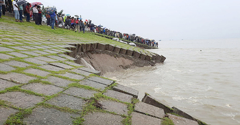 সিরাজগঞ্জ শহররক্ষা বাঁধে ধস