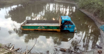 নিয়ন্ত্রণ হারিয়ে পুকুরে ট্রাক, নিহত ১