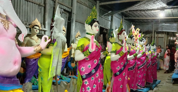 দম ফেলার ফুসরত নেই, রং-তুলির কাজে ব্যস্ত প্রতিমা কারিগররা