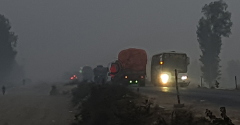 জেঁকে বসেছে শীত, কুয়াশাচ্ছন্ন সিরাজগঞ্জ