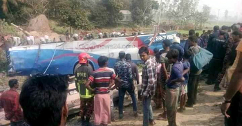 সিরাজগঞ্জে বাস খাদে পড়ে নিহত ৩