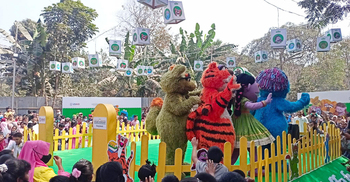 বইমেলায় নেচে গেয়ে সিসিমপুর উদযাপন শিশুদের