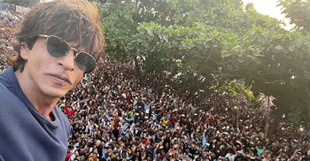 ঈদের দিনে শাহরুখকে এক নজর দেখতে হাজারো ভক্তের ভিড়