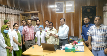 সাপের কামড়ে সংকটাপন্ন, সুস্থ হয়ে চিকিৎসকদের শুভেচ্ছা বৃদ্ধের