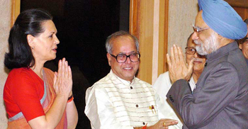 কংগ্রেসের ভরাডুবিতে দায়ী সোনিয়া-মনমোহন, উল্লেখ প্রণবের বইয়ে