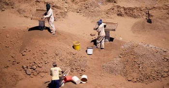 20 bodies found near SA abandoned goldmine