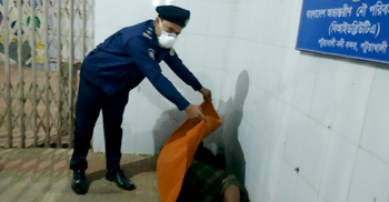 রাতে পথে পথে ঘুরে ভবঘুরেদের কম্বল দিলেন পুলিশ সুপার