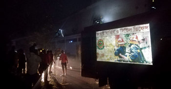 শ্রীপুরে প্যাকেটজাত গুদামে আগুন