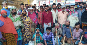 ঘরে খাবার নেই, বাধ্য হয়ে রাস্তায় কাজের খোঁজে এসেছি