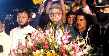 একুশের প্রথম প্রহরে শহীদ মিনারে পরিকল্পনামন্ত্রীর শ্রদ্ধা