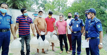 দেবহাটায় ভারতীয় গলদা রেণু আটক