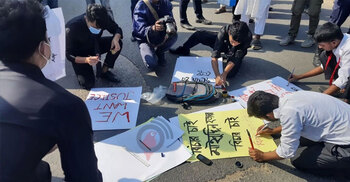Students block Rampura bridge