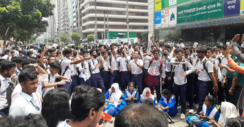 চক্রাকার বাসে হাফ ভাড়ার দাবিতে বনানীতে শিক্ষার্থীদের অবস্থান