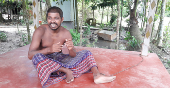 ১০ বছর ধরে শিকলবন্দি জীবন কাটাচ্ছেন শুকুম আলী