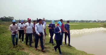কৃষকদের ‘সাহস দিতে’ হাওরে বিভাগীয় কমিশনার
