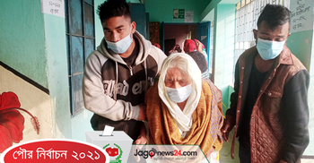 নাতির কাঁধে ভর করে ভোট দিতে এলেন দাদি