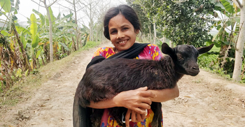 বাবা-মা যার নামটাও রাখেননি সেই সুন্দরীই আজ সংসার চালান