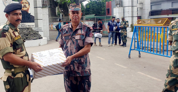 দুর্গাপূজায় বিএসএফকে বিজিবির মিষ্টি উপহার