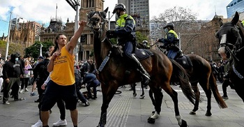 Anti-lockdown protesters clash with Sydney police