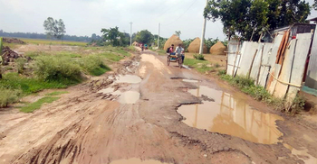 খানাখন্দে ভরা তাড়াশ-নওগাঁর ১০ কি.মি. আঞ্চলিক সড়ক