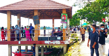 বিধিনিষেধ উপেক্ষা করে টাঙ্গাইলের বিনোদন কেন্দ্রে উপচেপড়া ভিড়