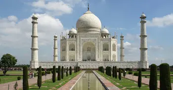 Taj Mahal suffers minor damage in thunderstorm