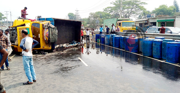 ১১ টন সয়াবিন তেল নিয়ে মহাসড়কে উল্টে গেলো ট্রাক