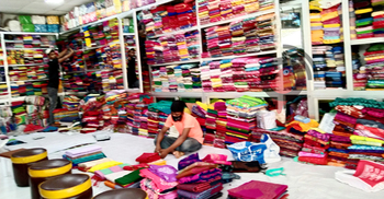 ক্রেতার অপেক্ষায় তাঁতপল্লি