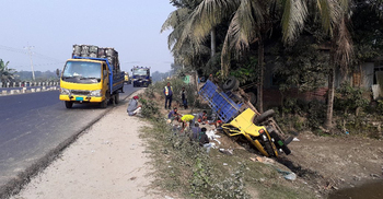 সবজির ট্রাক খাদে, চালক নিহত