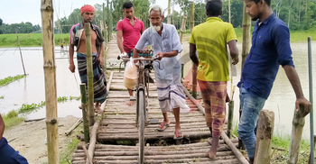 ৭ গ্রামবাসীর ভরসা বাঁশের সাঁকো
