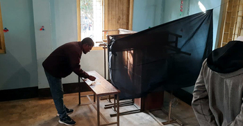 প্রকাশ্যে নৌকায় মারতে হচ্ছে সিল