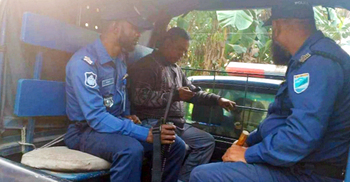 নারী ইউপি সচিবকে কিল-ঘুষি মারার অভিযোগে সদস্য আটক