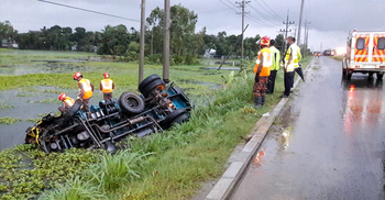 গমবোঝাই ট্রাক খাদে পড়ে প্রাণ গেল চালকের