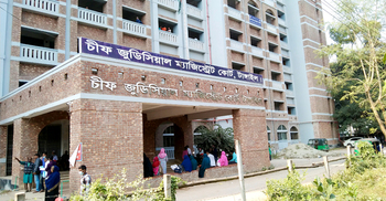 জবানবন্দি দিতে আদালতে ভুক্তভোগী নারী
