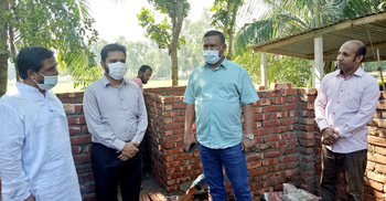 দুই গৃহহীন পরিবারকে ঘর করে দিলেন মন্ত্রিপরিষদ সচিব