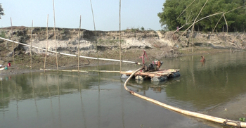 এলেংজানী নদীতে ‘চেয়ারম্যানের ড্রেজার’, ভাঙনের শঙ্কায় গ্রামবাসী