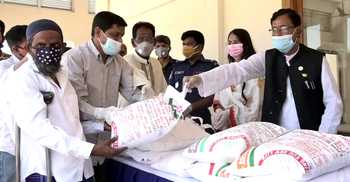 বেতনের টাকা দিয়ে ৩ হাজার মানুষকে খাবার দিচ্ছেন এমপি জোয়াহের