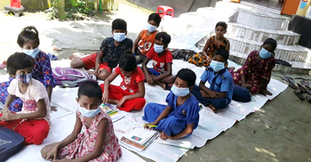 বিদ্যালয়ের শ্রেণিকক্ষে পানি, পাশের বাড়ির উঠানে পাঠদান