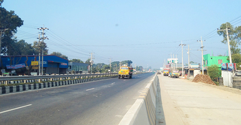 গণপরিবহন বন্ধ থাকলেও চলছে ট্রাক-কাভার্ডভ্যান