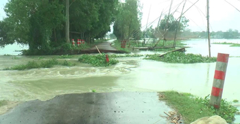 বন্যার পানিতে ভেঙে গেল কালভার্ট, ভোগান্তিতে ৩০ গ্রামের মানুষ