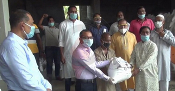 মে দিবসে ৬৩০০ শ্রমিককে খাদ্য সহায়তা করলেন শেখ তন্ময়