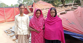 ১৭ বছর ধরে মাটির গর্তে বসবাস