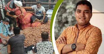 রাতের আঁধারে তাঁত শ্রমিকদের ঘরে খাবার নিয়ে যান তারা