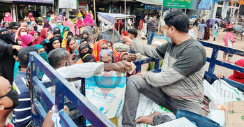 ঝিনাইদহে টিসিবি পণ্য কিনতে উপচে পড়া ভিড়