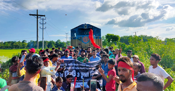 দাবি আদায়ে এবার ট্রেন আটকে দিলো চা-শ্রমিকরা